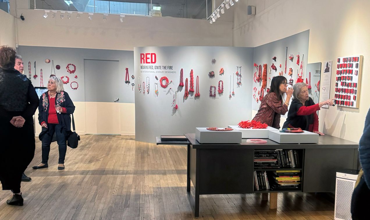 wearing red, show Santa Fe, Platina Gallery