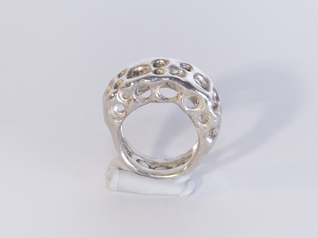 "Fol Epi" Silver ring with a hole structure that looks like cheese