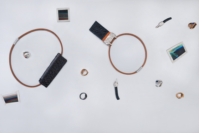 The collaborations in a glass vitrine are brooches with Mladen Bizumic, necklaces with Sonia Leimer and rings with Georg Petermichl.